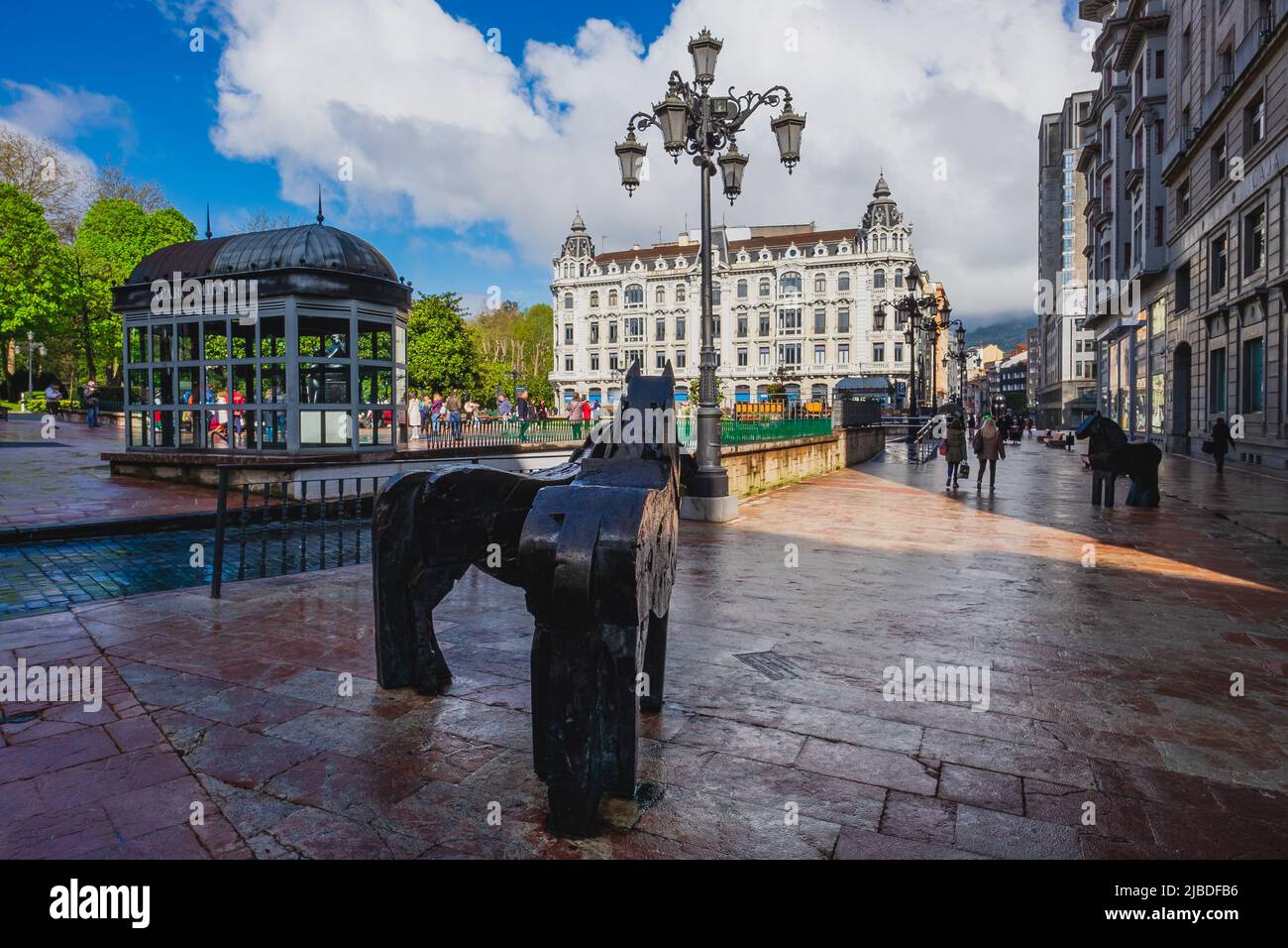 Oviedo, Uvieu, 3 avril 2022. Plaza de la Escandalera et des sculptures de chevaux Asturies dans la ville d'Oviedo, Asturies.Espagne. Banque D'Images