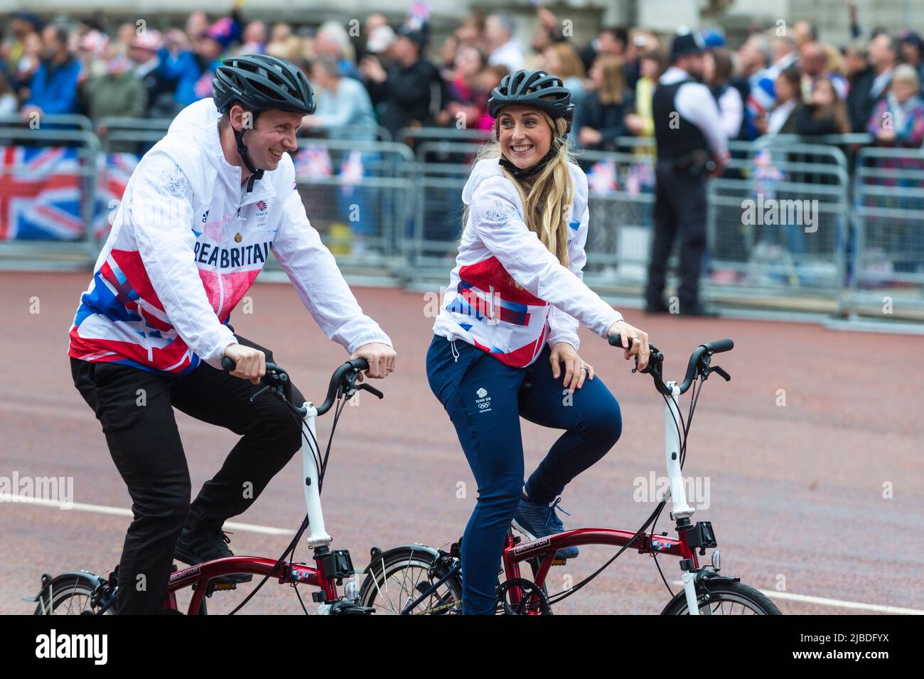 Londres, Royaume-Uni. 5 juin 2022. Sir Jason Kenny et Dame Laura Kenny passent. Le Jubilé de platine a lieu dans le Mall le quatrième et dernier jour des célébrations du Jubilé de platine de la Reine. Le défilé de 3km est dirigé par l'entraîneur de l'État de l'Or, une voiture de 260 ans qui transportait la Reine vers et depuis son couronnement en 1953. Credit: Stephen Chung / Alamy Live News Banque D'Images