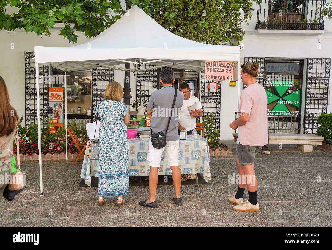 Stand avec les personnes attendant d'acheter des buñuelos frits dans un stand à Mijas Pueblo, Espagne. Banque D'Images