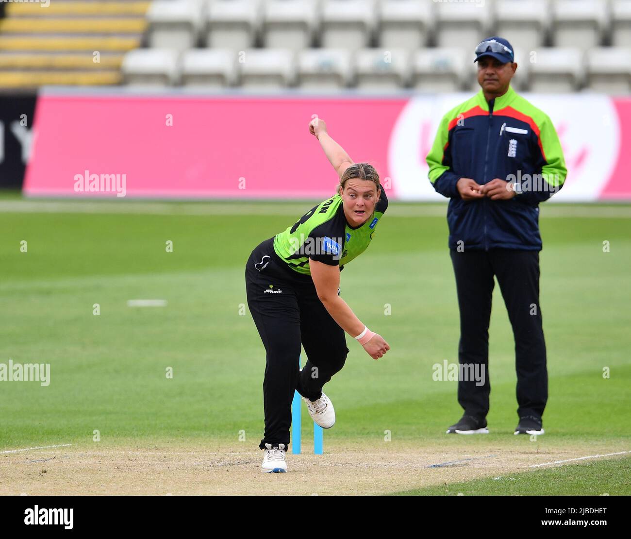 Danielle Gibson de Western Storm Bowling dans un Charlotte Edwards Cup T20 groupe Un match contre Central Sparks Banque D'Images