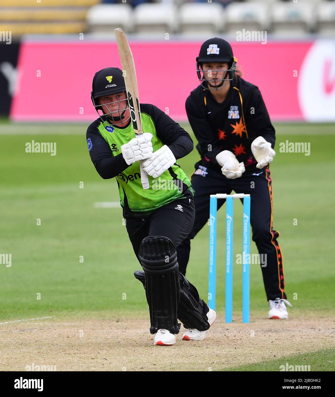 Georgia Hennessy of Western Storm Batting, sous la surveillance de la garde de Central Sparks Amy Jones lors d'un match de la Charlotte Edwards Cup T20. Banque D'Images