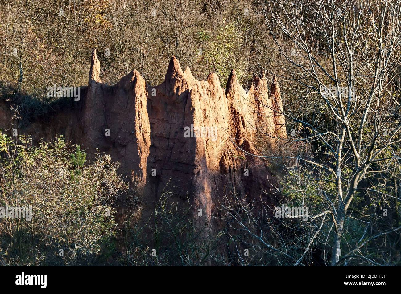 Les pyramides de Katyn aux formes pointues et de couleur brun rougeâtre, situées au nord-est du village de Katina sur les pentes méridionales de Stara Planina, S. Banque D'Images