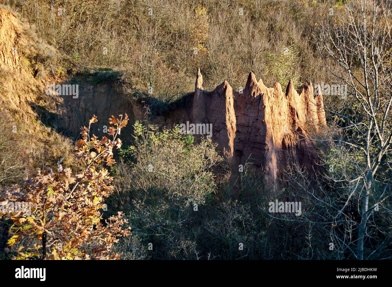 Les pyramides de Katyn aux formes pointues et de couleur brun rougeâtre, situées au nord-est du village de Katina sur les pentes méridionales de Stara Planina, S. Banque D'Images