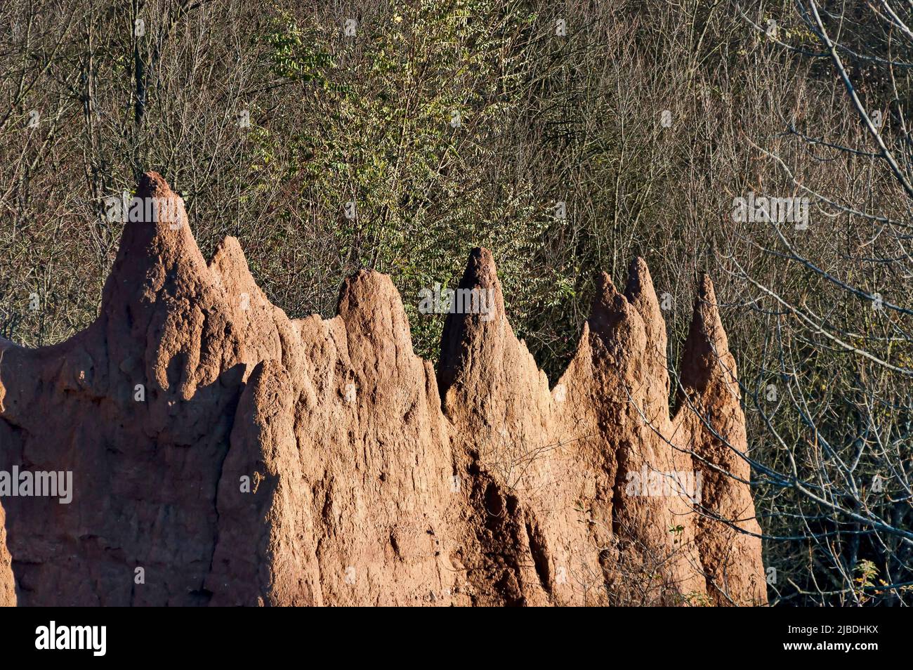 Les pyramides de Katyn aux formes pointues et de couleur brun rougeâtre, situées au nord-est du village de Katina sur les pentes méridionales de Stara Planina, S. Banque D'Images