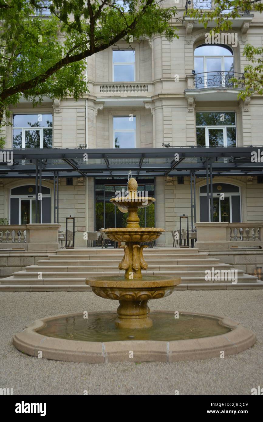 Hôtel avec fontaine, Forêt-Noire de Baden-Baden, dans le sud de l'Allemagne Banque D'Images