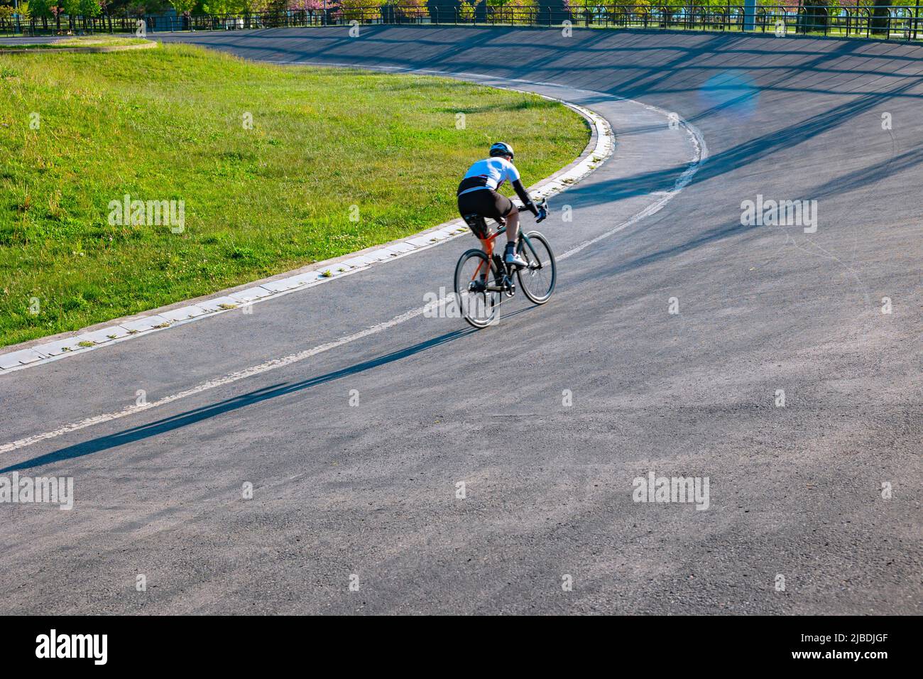 Entraînement cycliste sur la piste de course cycliste dans le parc. Biker ou vélo sport ou entraînement ou exercice ou vie saine photo de fond. Motio Banque D'Images