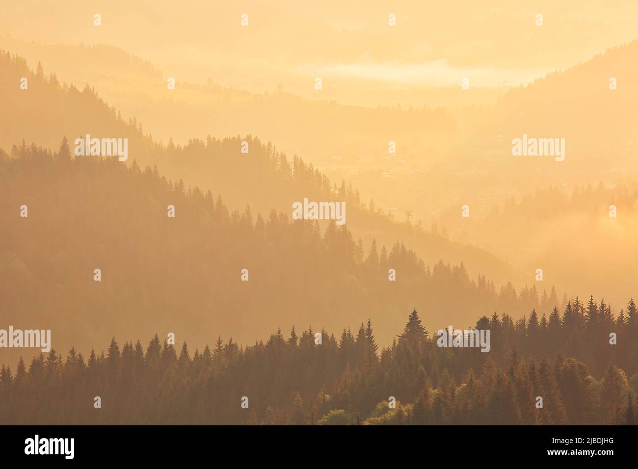 Magnifique paysage de montagne à l'aube, l'été en plein air Banque D'Images