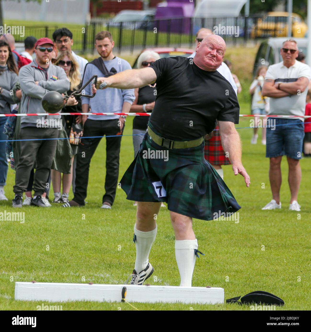 Girvan, Royaume-Uni. 05th juin 2022. Après une absence de deux ans à cause des restrictions de Covid, les Jeux de Carrick Lowland sont retournés à Girvan dans le sud de l'Ayrshire avec les concours traditionnels de danse de haute-terre, les compétitions de tuyauterie et les sports de poids lourds toujours populaires de lancer la pierre, de lancer le marteau, de défricher la barre et de lancer le caber. Des personnalités sportives bien connues y ont assisté, notamment Neil Elliot, de Helensburgh, un ancien champion des Jeux. Crédit : Findlay/Alay Live News Banque D'Images