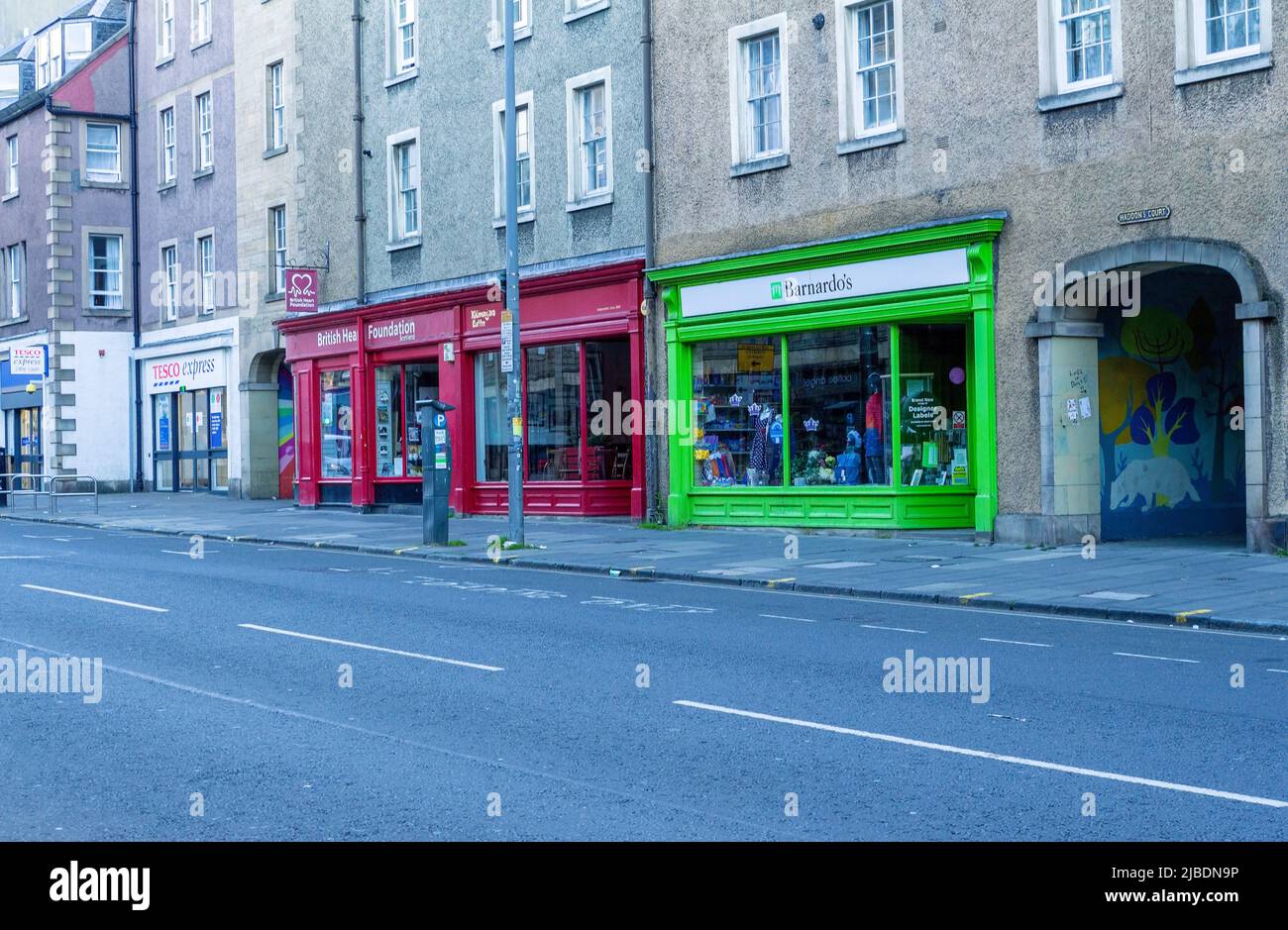 Charity Shops sur Nicholson Street Édimbourg, Écosse, Royaume-Uni Banque D'Images