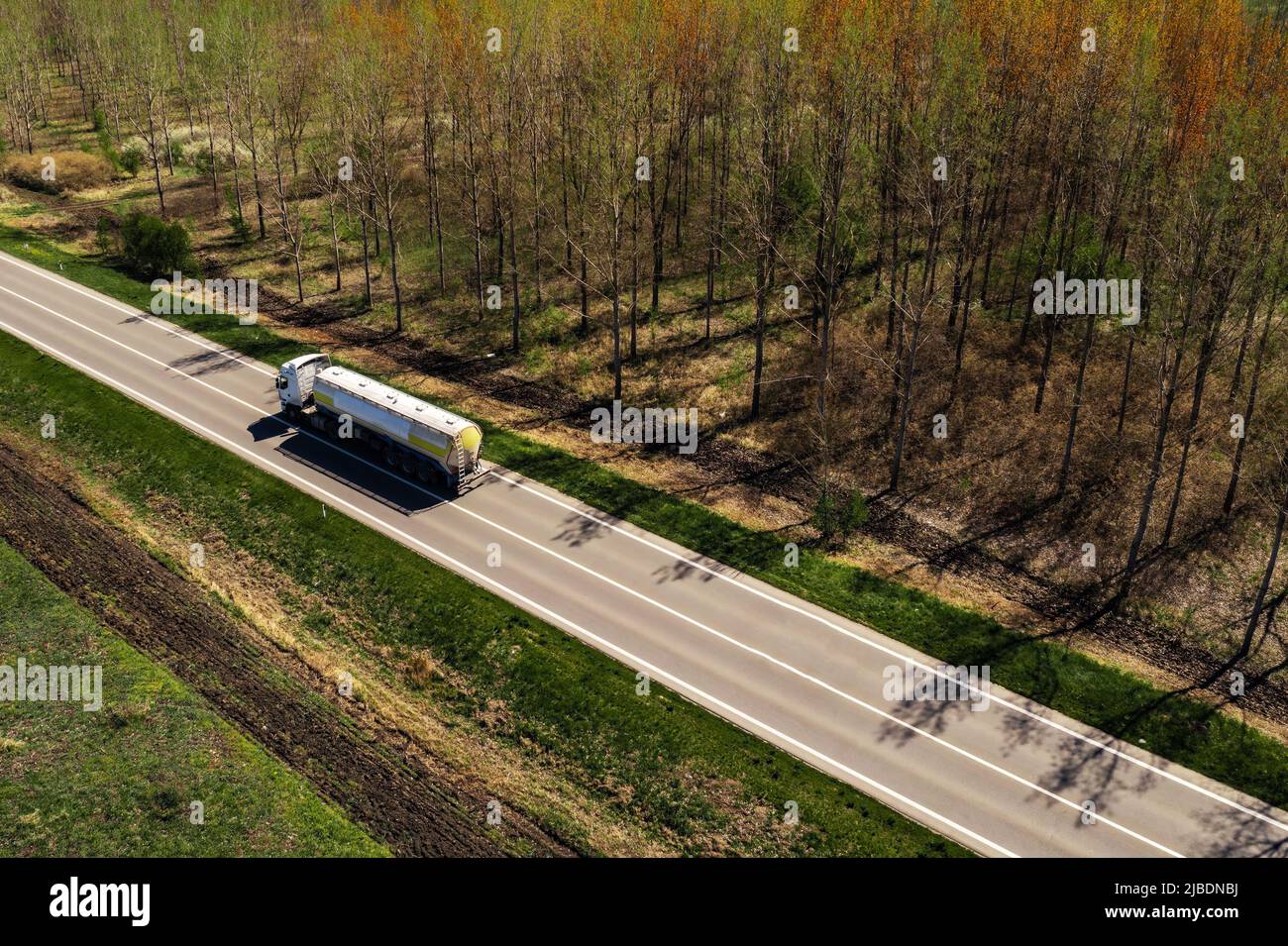 Photographie aérienne d'un camion citerne sur la route, concept de l'industrie du transport Banque D'Images