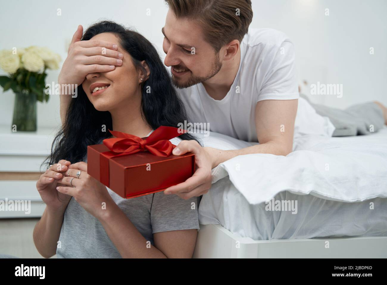 Homme aimant présentant le cadeau à la femme bien-aimée Banque D'Images