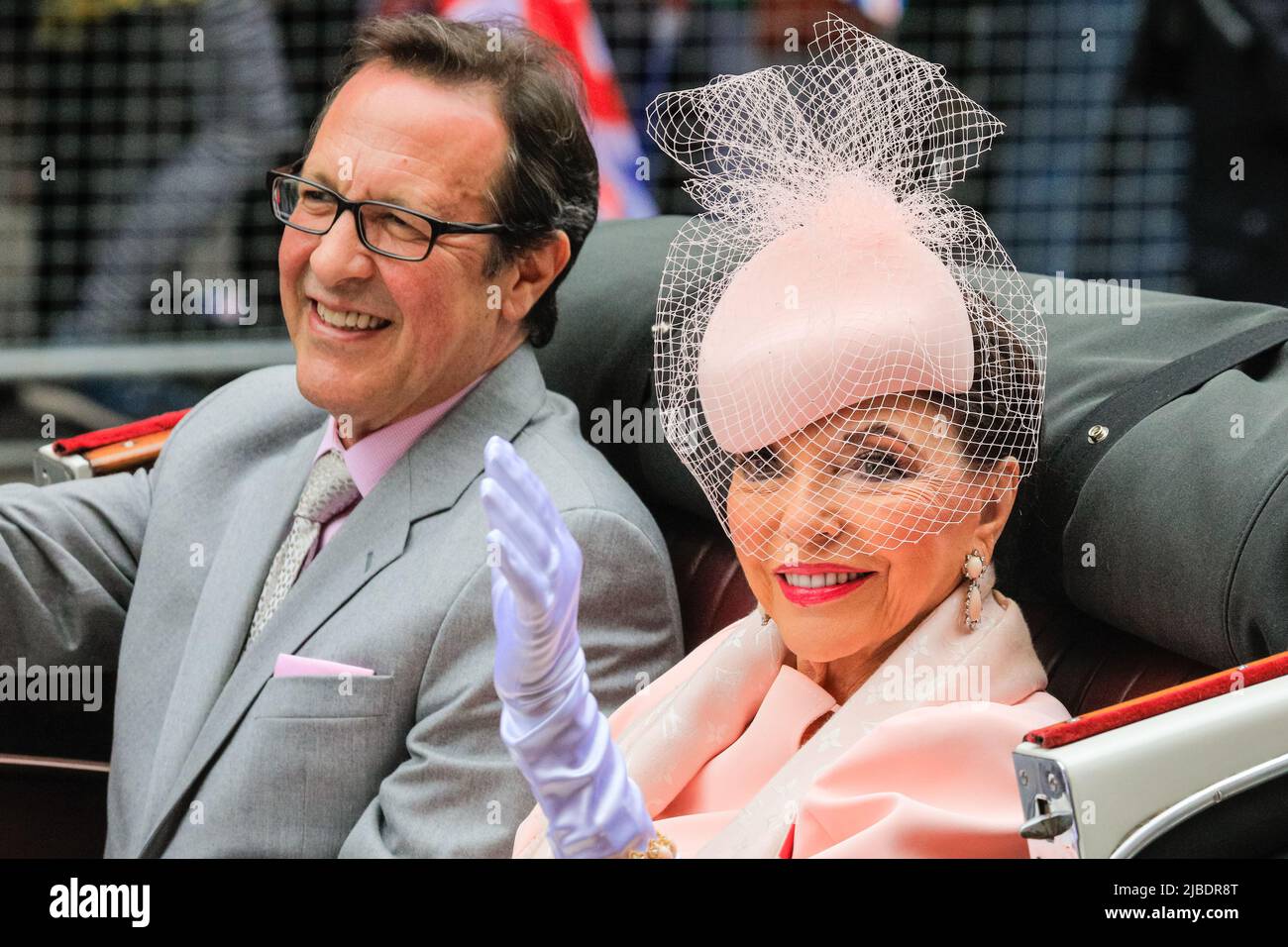 Londres, Royaume-Uni. 05th juin 2022. L'actrice Dame Joan Collins et le mari Percy Gibson sourient et ondulent de leur voiture d'époque à toit ouvert. Le Jubilé de platine présente 10 000 participants dans quatre actes, « pour la Reine et le pays », un défilé militaire, « le temps de nos vies », montrant les 7 décennies du règne de la Reine, dont 150 célébrités « trésors nationaux » et célébrant la culture, la musique et la mode, « célébrons », Et « heureux et glorieux », la formation finale en face du Palais de Buckingham. Credit: Imagetraceur/Alamy Live News Banque D'Images