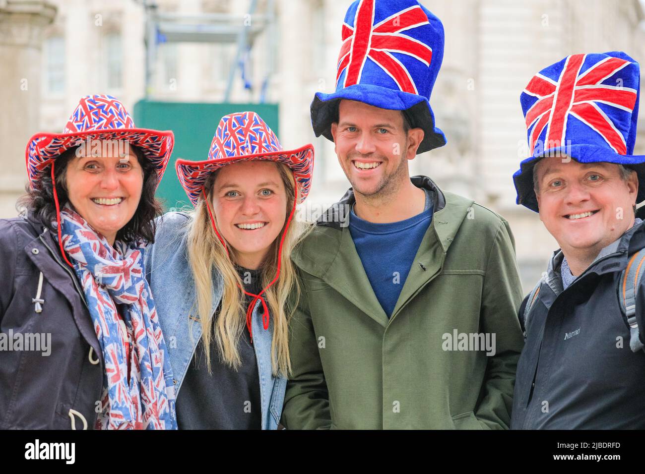 Londres, Royaume-Uni. 05th juin 2022. Un groupe dans leurs chapeaux de Jubilé ont du plaisir à la pageante. Le Jubilé de platine présente 10 000 participants dans quatre actes, « pour la Reine et le pays », un défilé militaire, « le temps de nos vies », montrant les 7 décennies du règne de la Reine, dont 150 célébrités « trésors nationaux » et célébrant la culture, la musique et la mode, « célébrons », Et « heureux et glorieux », la formation finale en face du Palais de Buckingham. Credit: Imagetraceur/Alamy Live News Banque D'Images