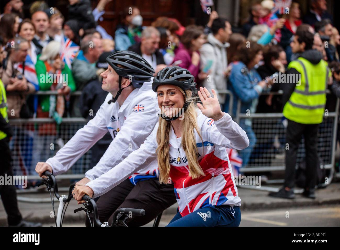 Platinum Jubilee Pageant, Londres, Royaume-Uni. 5th juin 2022. Sir Jason Kenny et Dame Laura Kenny Team GB Cycling team au Platinum Jubilee Pageant, comme elle se poursuit le long de Whitehall le quatrième et dernier jour des célébrations du Jubilé de platine de la Reine. Amanda Rose/Alamy Live News Banque D'Images