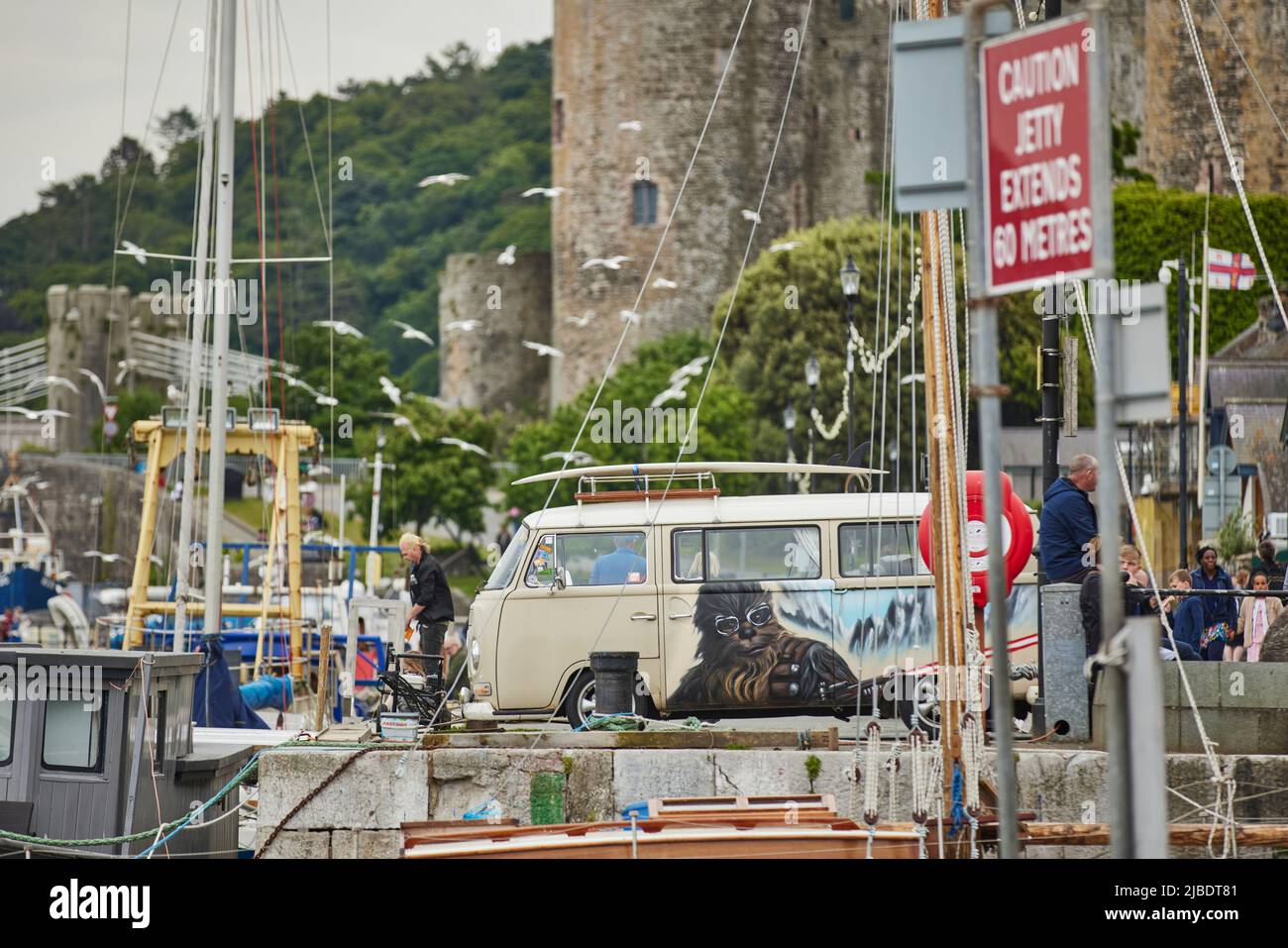 Conwy, port de plaisance de la jetée en front de mer du nord du pays de Galles, fourgonnette VW décorée de Star Wars Chewbacca Banque D'Images