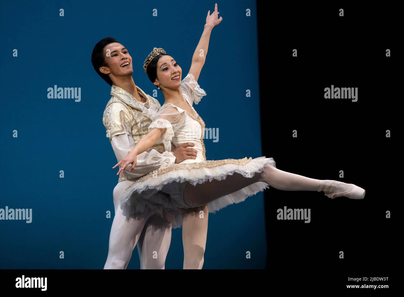 Moscou, Russie. 5th juin, 2022 Kanazashi Jotaro (Japon) et Shibagaki Miu (Japon) se produisent dans le pas de deux de la princesse Aurora et Prince Desire du Ballet 'la Belle au sommeil' pendant le deuxième jour de la première tournée de la compétition internationale des danseurs de ballet de 14th au Théâtre Bolchoï de Moscou, Russie Banque D'Images