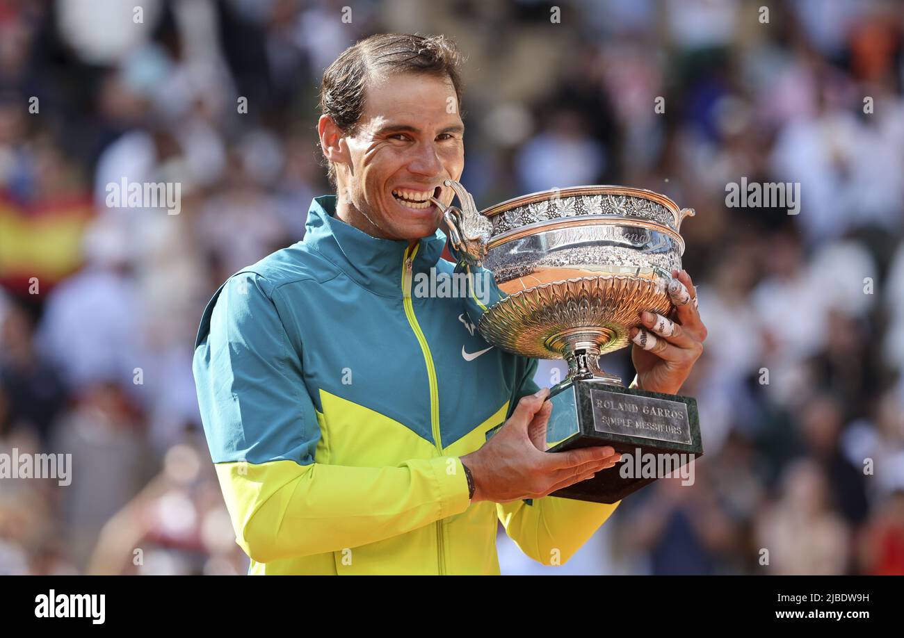 Paris, France - 05/06/2022, vainqueur Rafael Nadal d'Espagne lors de la  cérémonie de remise des trophées de la finale masculine au cours du jour 15  de Roland-Garros 2022, ouverture française 2022, deuxième