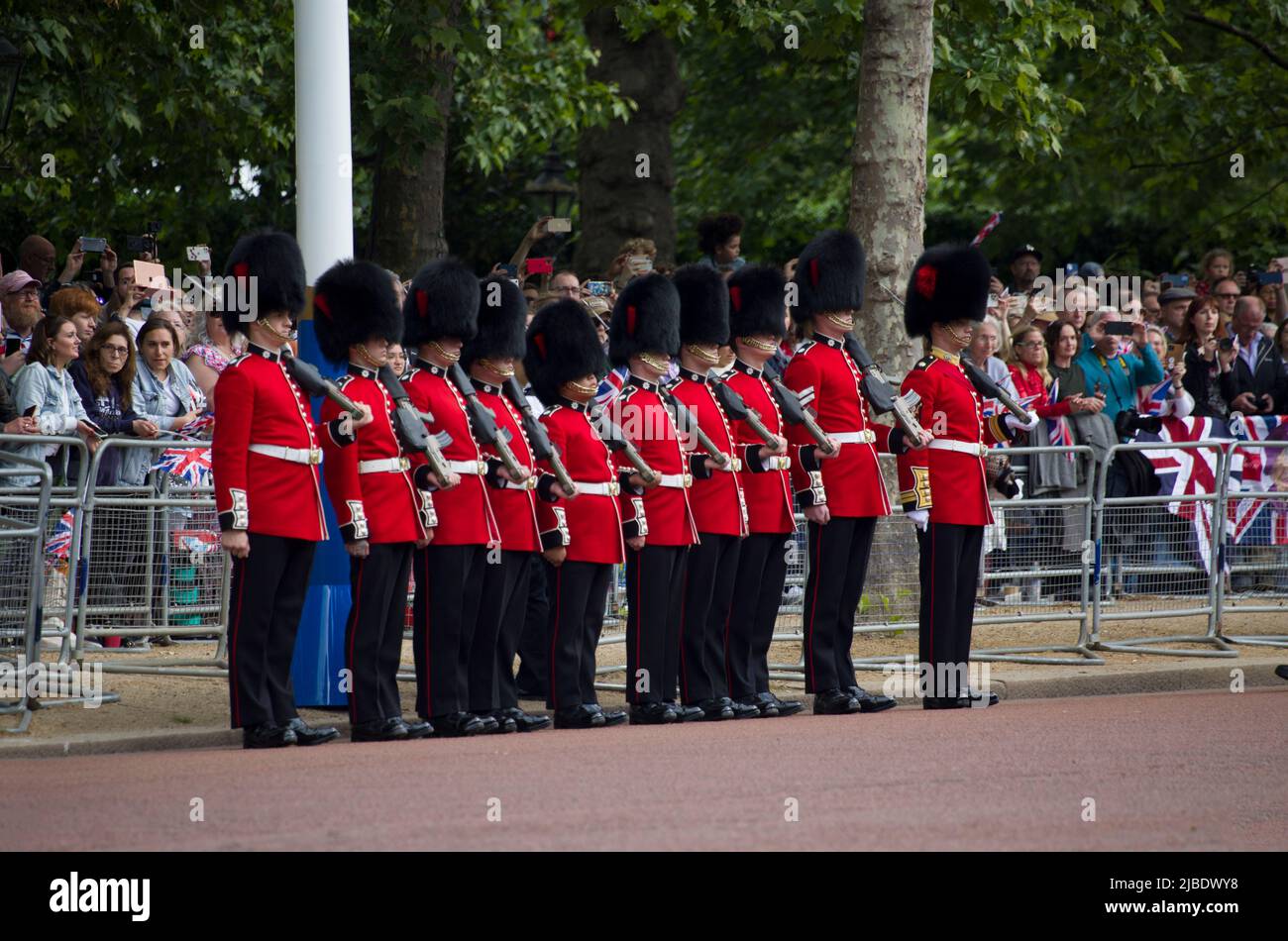Des fantassins défilant en compagnie du Queen's Platinum Jubilee Trooping The Color The Mall London Banque D'Images