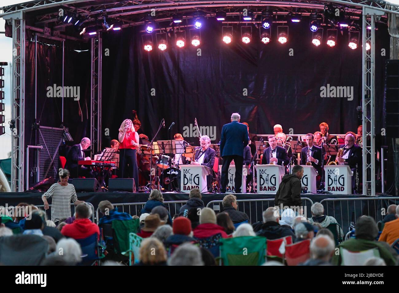 Lyme Regis, Dorset, Royaume-Uni. 5th juin 2022. Le BBC Big Band exécutant un concert de Jubilé platine à la plage de la station balnéaire de Lyme Regis à Dorset. Crédit photo : Graham Hunt/Alamy Live News Banque D'Images