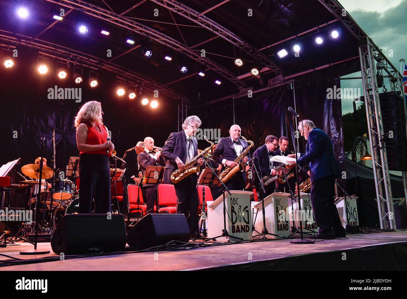 Lyme Regis, Dorset, Royaume-Uni. 5th juin 2022. Le BBC Big Band exécutant un concert de Jubilé platine à la plage de la station balnéaire de Lyme Regis à Dorset. Crédit photo : Graham Hunt/Alamy Live News Banque D'Images