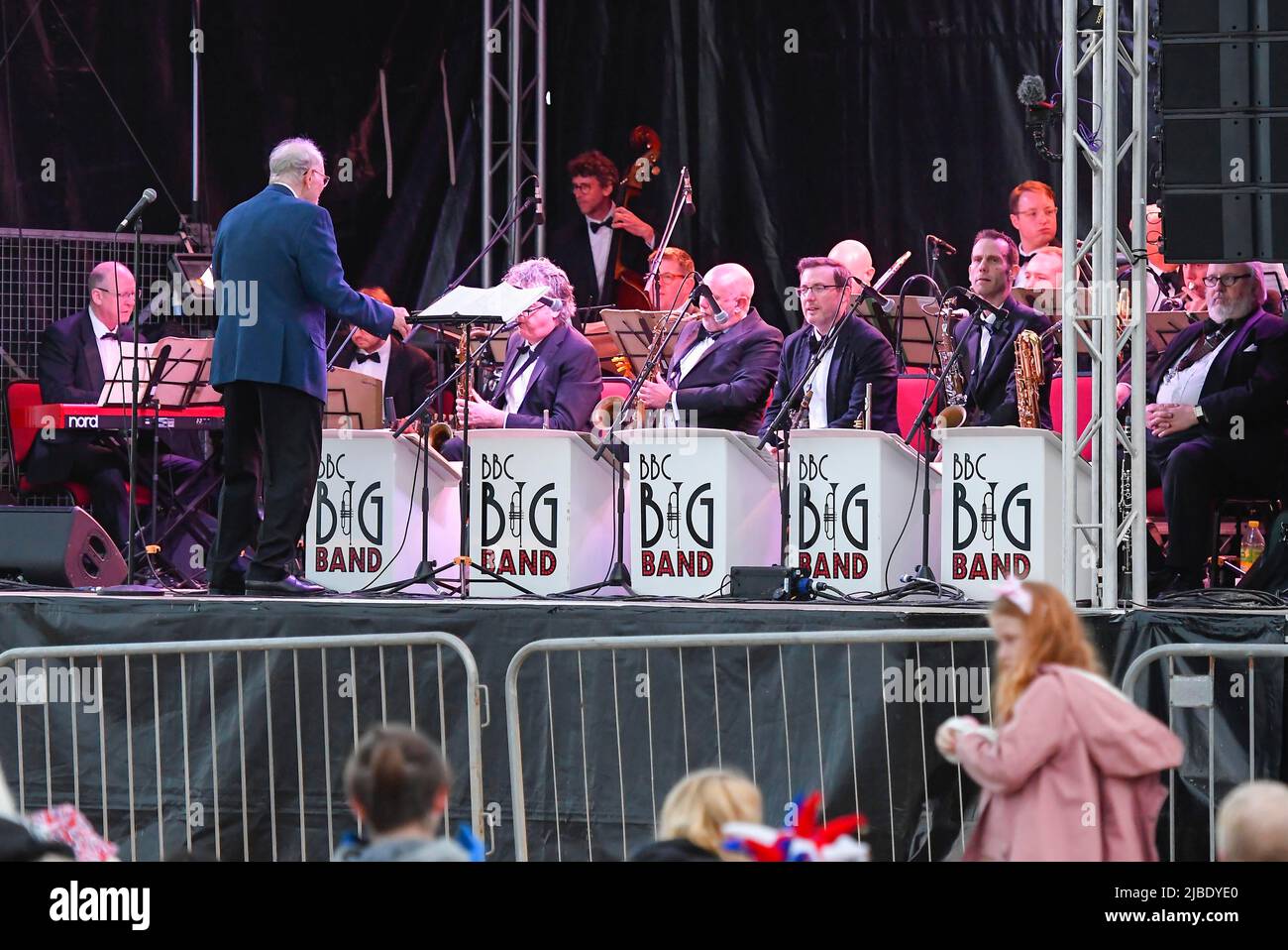 Lyme Regis, Dorset, Royaume-Uni. 5th juin 2022. Le BBC Big Band exécutant un concert de Jubilé platine à la plage de la station balnéaire de Lyme Regis à Dorset. Crédit photo : Graham Hunt/Alamy Live News Banque D'Images