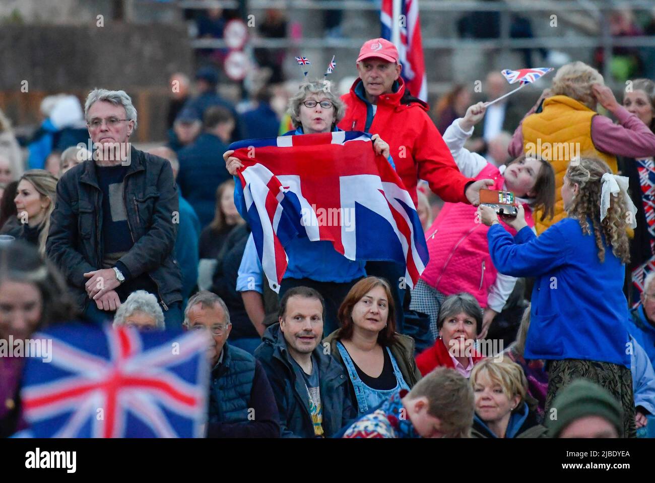 Lyme Regis, Dorset, Royaume-Uni. 5th juin 2022. Un grand public appréciant le concert du Jubilé platine par le BBC Big Band à la plage de la station balnéaire de Lyme Regis à Dorset. Crédit photo : Graham Hunt/Alamy Live News Banque D'Images