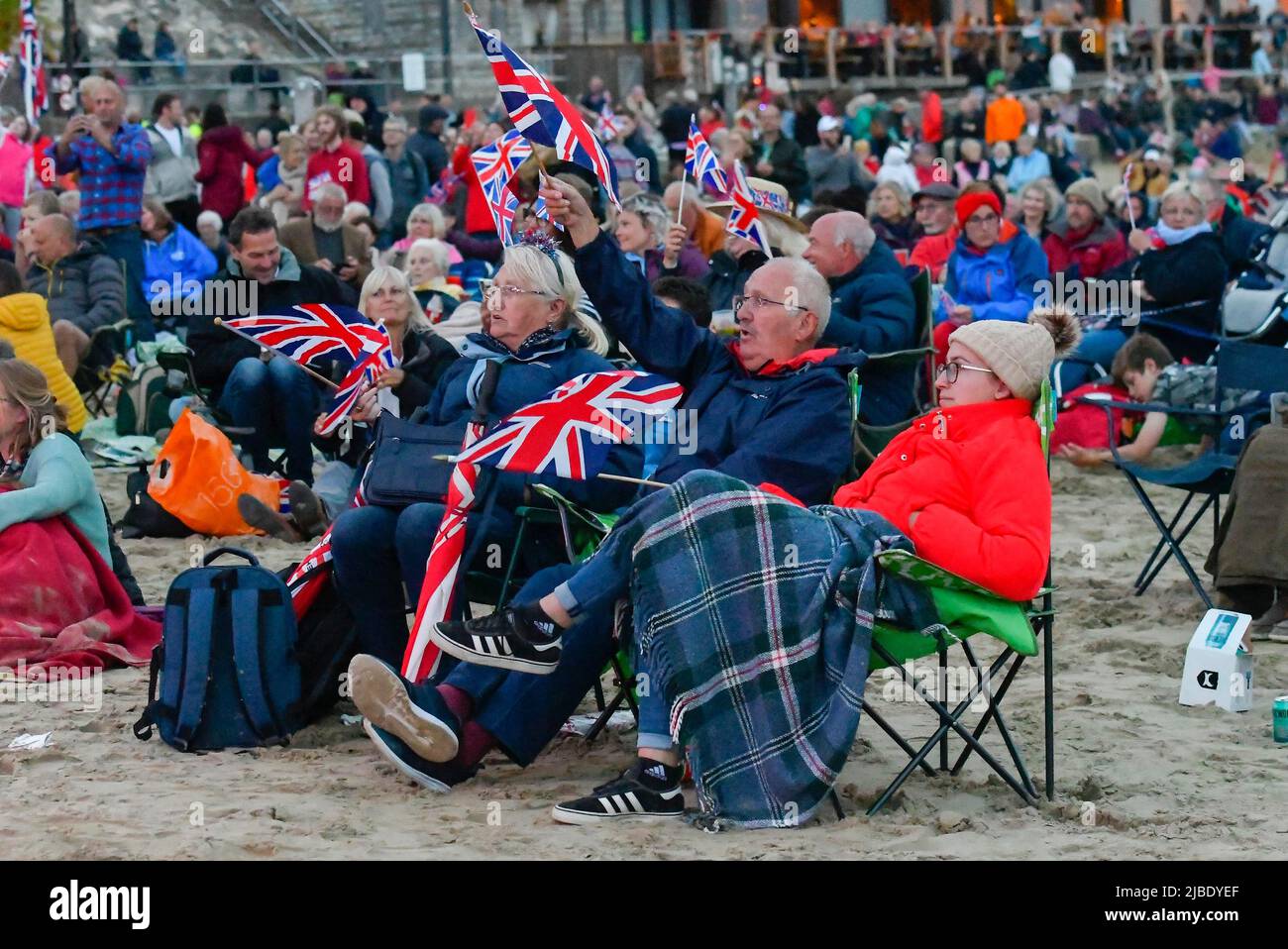 Lyme Regis, Dorset, Royaume-Uni. 5th juin 2022. Un grand public appréciant le concert du Jubilé platine par le BBC Big Band à la plage de la station balnéaire de Lyme Regis à Dorset. Crédit photo : Graham Hunt/Alamy Live News Banque D'Images