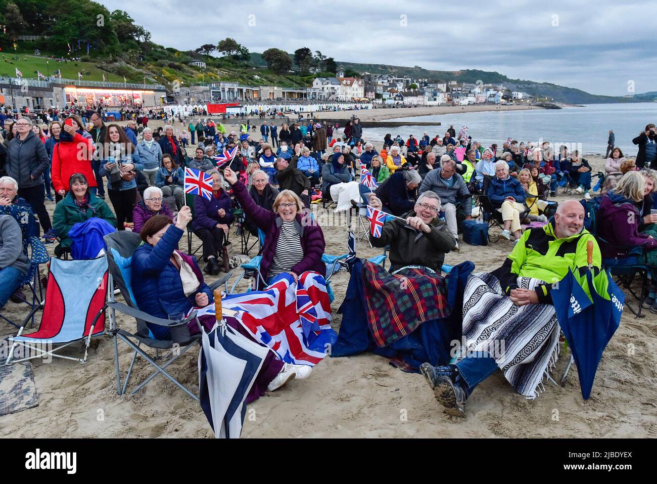 Lyme Regis, Dorset, Royaume-Uni. 5th juin 2022. Un grand public appréciant le concert du Jubilé platine par le BBC Big Band à la plage de la station balnéaire de Lyme Regis à Dorset. Crédit photo : Graham Hunt/Alamy Live News Banque D'Images