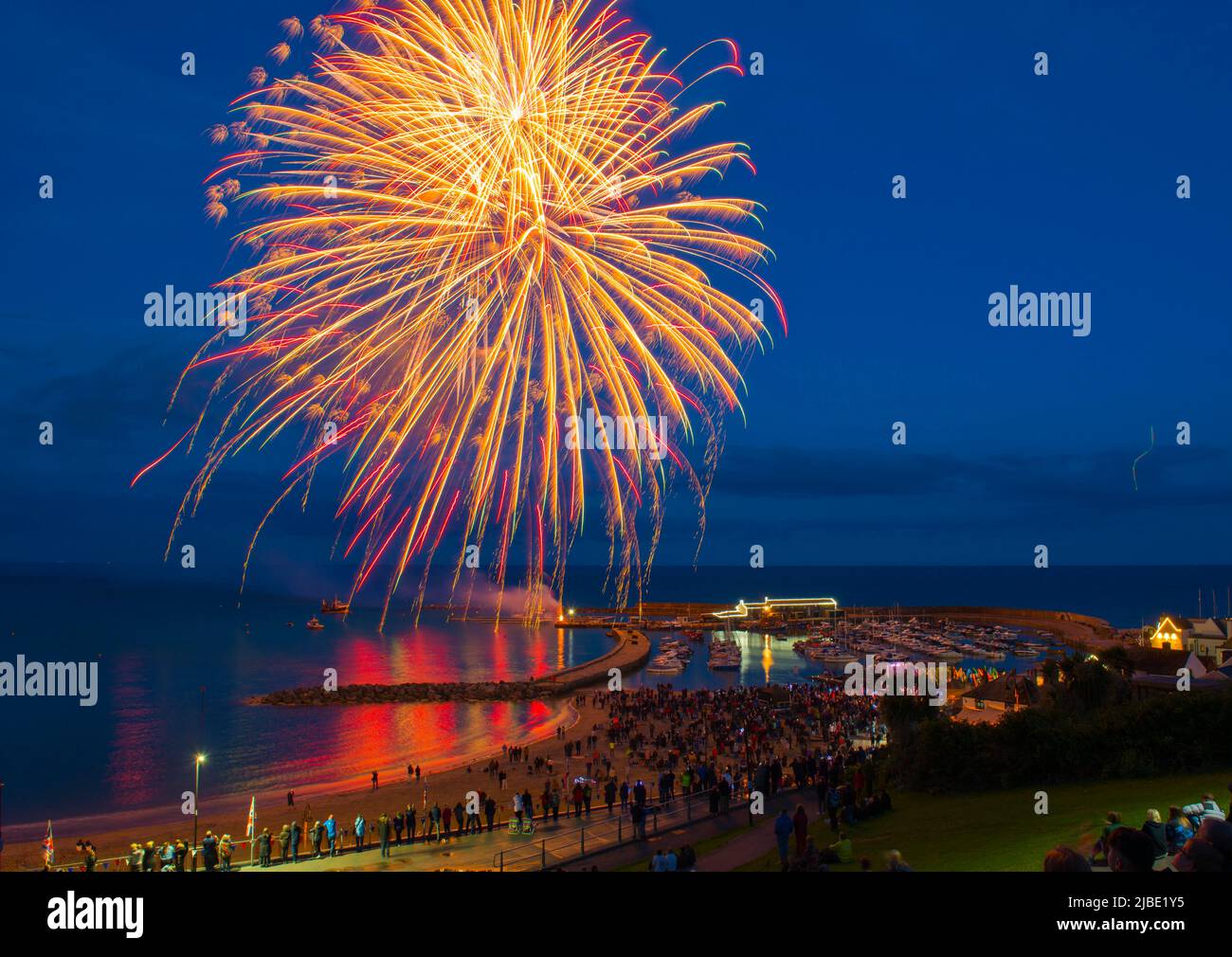 Lyme Regis, Dorset, Royaume-Uni. 5th juin 2022. Un spectaculaire feu d'artifice du Jubilé de platine sur le port de Cobb attire la foule sur la plage de la station balnéaire de Lyme Regis à Dorset pour fermer les quatre jours de célébration du jubilé. Crédit photo : Graham Hunt/Alamy Live News Banque D'Images