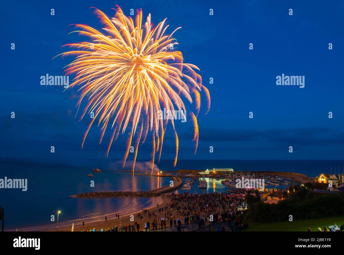 Lyme Regis, Dorset, Royaume-Uni. 5th juin 2022. Un spectaculaire feu d'artifice du Jubilé de platine sur le port de Cobb attire la foule sur la plage de la station balnéaire de Lyme Regis à Dorset pour fermer les quatre jours de célébration du jubilé. Crédit photo : Graham Hunt/Alamy Live News Banque D'Images