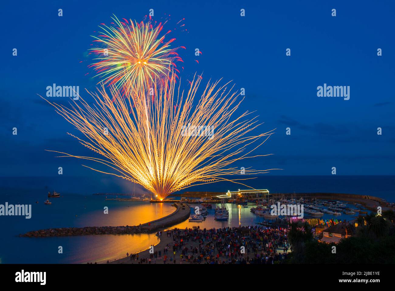 Lyme Regis, Dorset, Royaume-Uni. 5th juin 2022. Un spectaculaire feu d'artifice du Jubilé de platine sur le port de Cobb attire la foule sur la plage de la station balnéaire de Lyme Regis à Dorset pour fermer les quatre jours de célébration du jubilé. Crédit photo : Graham Hunt/Alamy Live News Banque D'Images