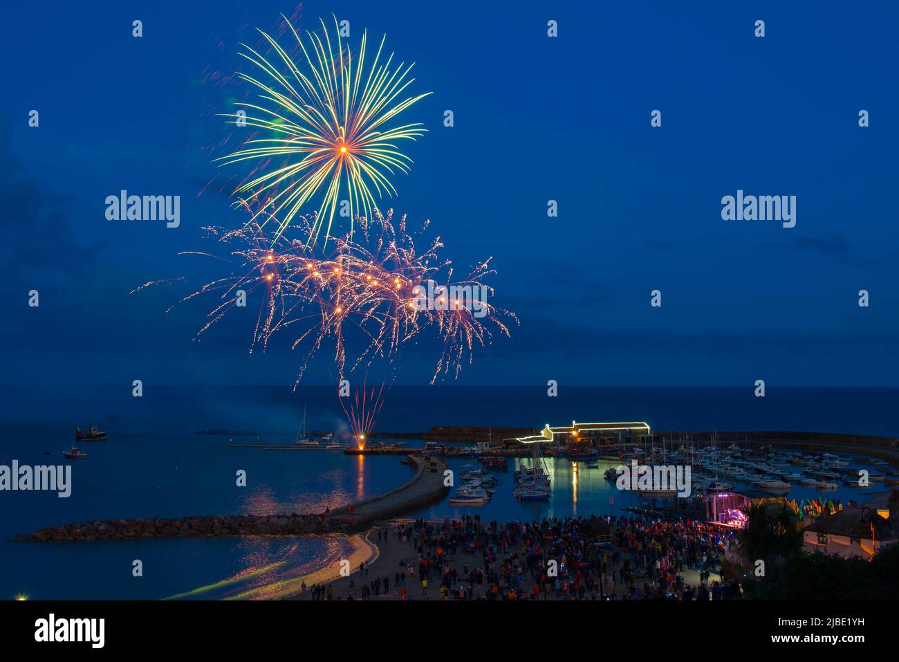 Lyme Regis, Dorset, Royaume-Uni. 5th juin 2022. Un spectaculaire feu d'artifice du Jubilé de platine sur le port de Cobb attire la foule sur la plage de la station balnéaire de Lyme Regis à Dorset pour fermer les quatre jours de célébration du jubilé. Crédit photo : Graham Hunt/Alamy Live News Banque D'Images