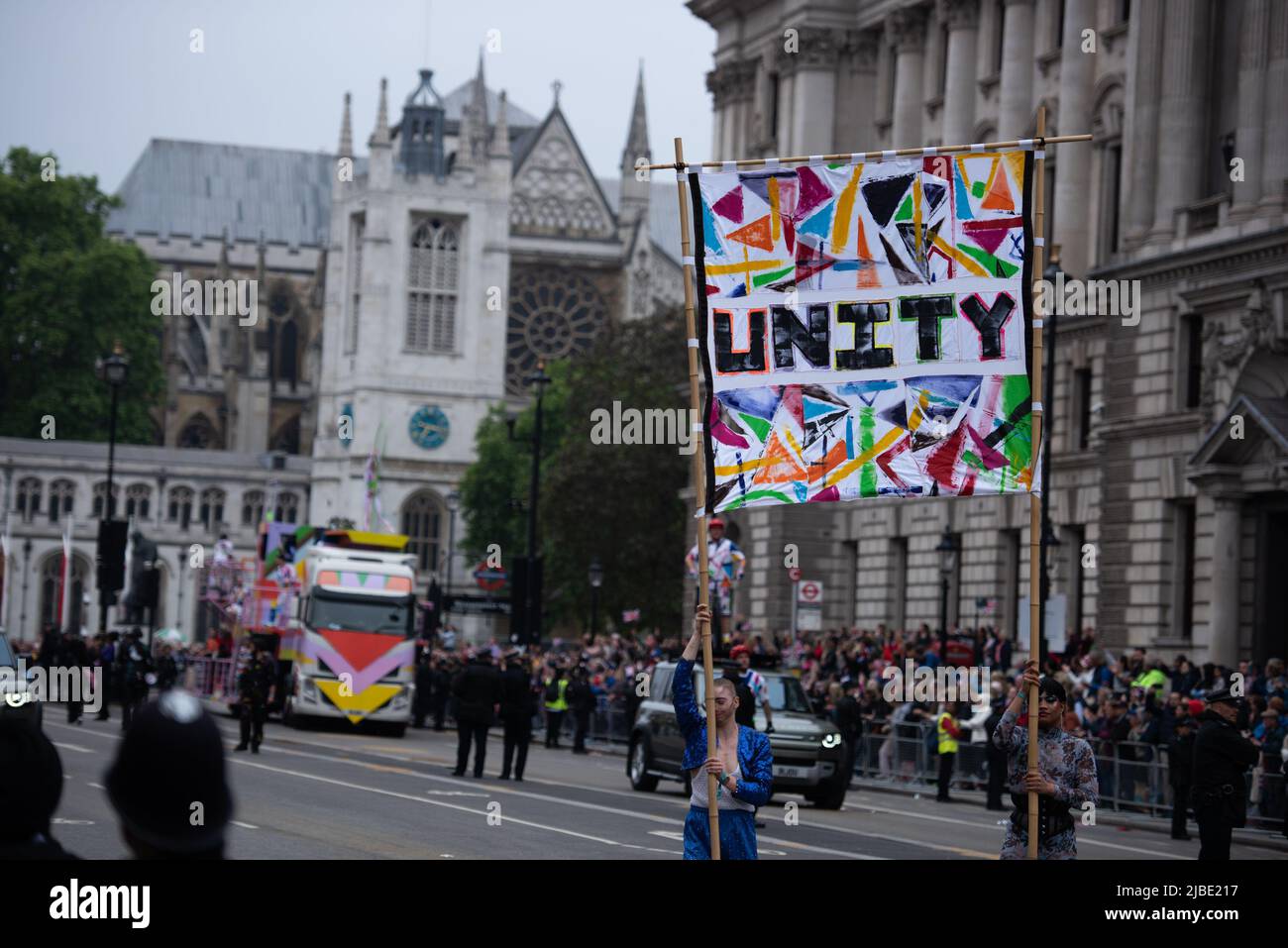 Londres, Royaume-Uni. 05th juin 2022. Une grande bannière "Unity" est portée le long de Whitehall pendant le Jubilé de platine 2022 de la Reine Elizabeth II - Pageant de platine à Londres. Crédit : SOPA Images Limited/Alamy Live News Banque D'Images