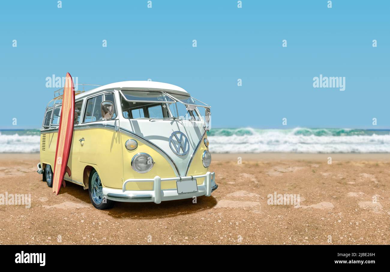 Acapulco - Mexique - 16 juillet 2019: Calssic 1966 Volkswagen bus avec surf vue sur la plage avec mer et ciel bleu en arrière-plan. Banque D'Images