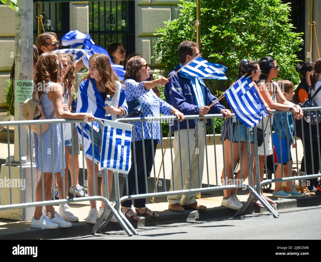 Des spectateurs se sont rassemblés pour célébrer la parade annuelle de l'indépendance grecque sur 5 juin 2022 à New York. Banque D'Images
