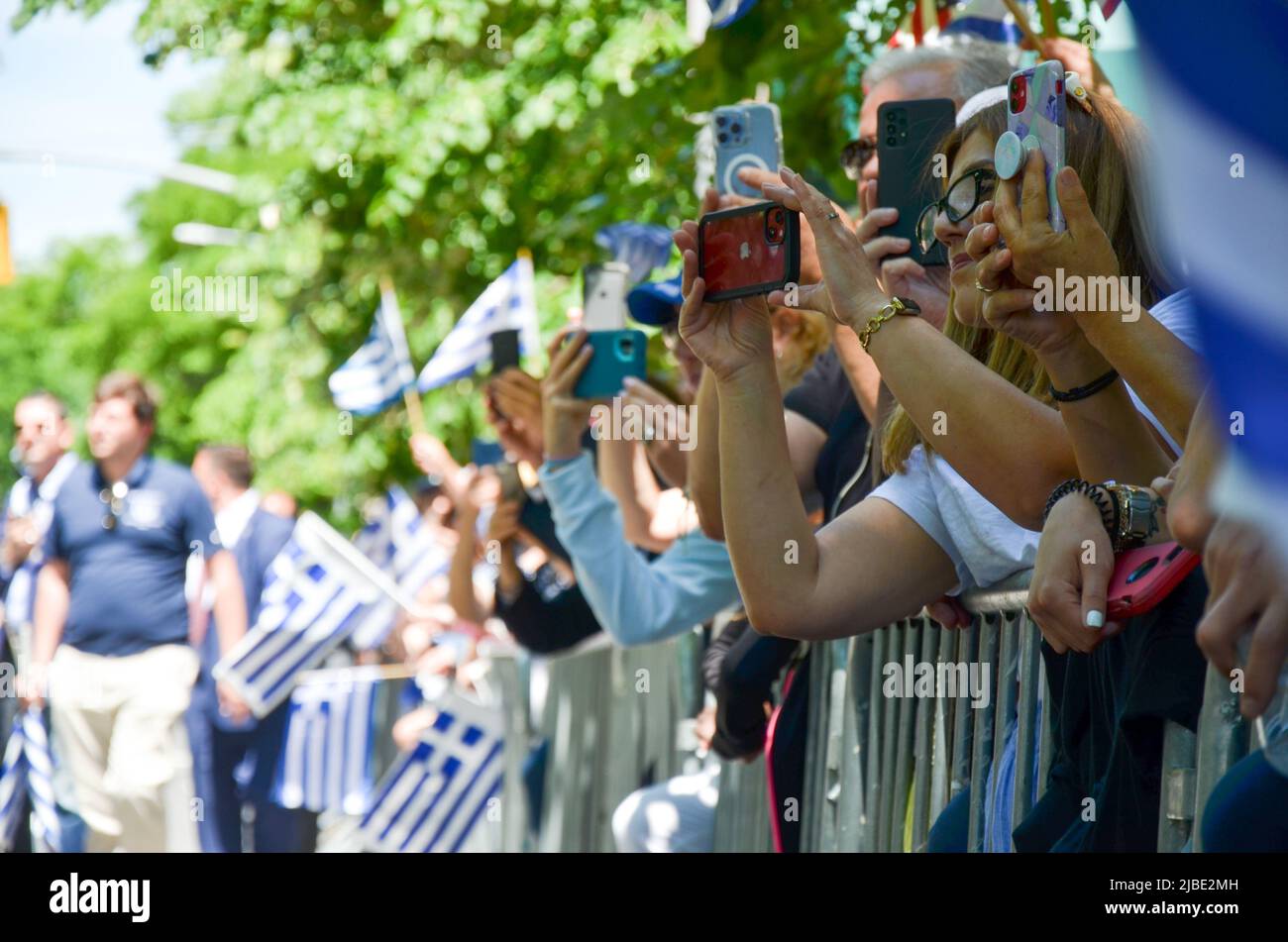 Des spectateurs se sont rassemblés pour célébrer la parade annuelle de l'indépendance grecque sur 5 juin 2022 à New York. Banque D'Images