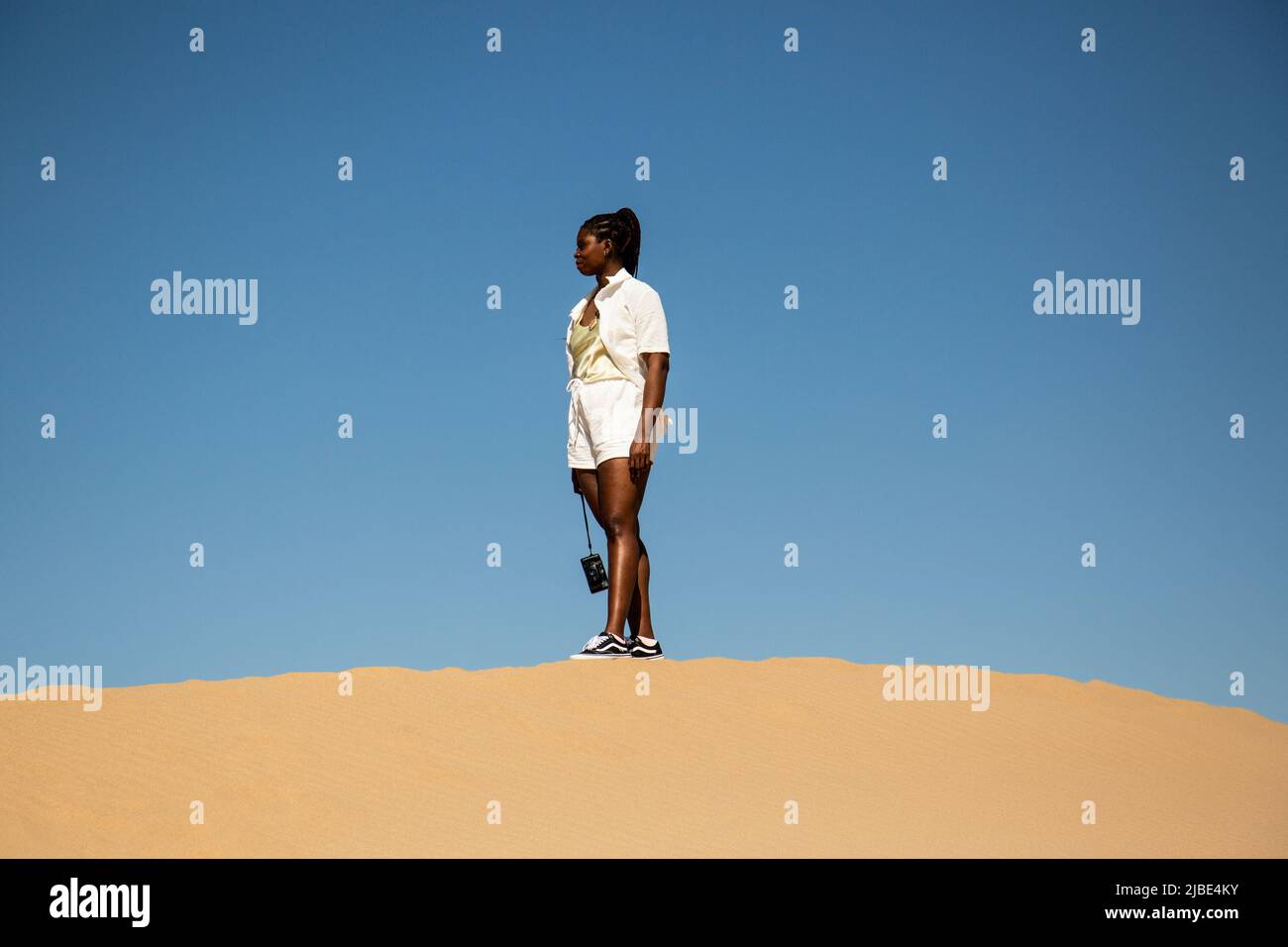 Fille noire sur une dune de sable en Californie Banque D'Images