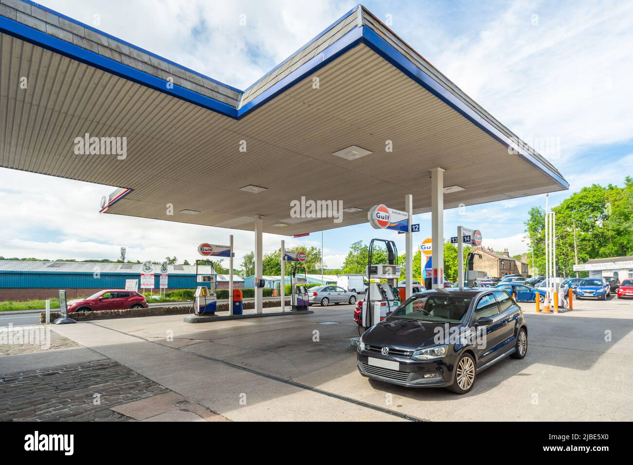 Lees Village Service Station, Oldham, Angleterre, Royaume-Uni. Pompes à carburant avec essence sans plomb et diesel, avec marque Gulf Endurance Banque D'Images