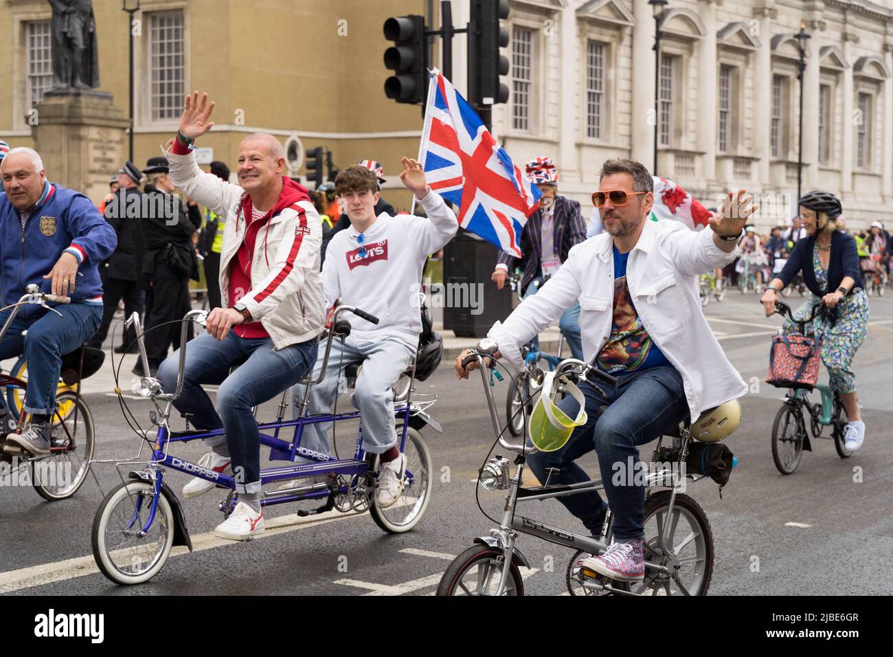 Londres, Royaume-Uni, 5th juin 2022. L'événement pour la célébration du Jubilé de platine de la reine Elizabeth II dans le centre de Londres. De grandes foules longent la rue le long du Mall et du Whitehall à Westminster. Crédit : glosszoom/Alamy Live News Banque D'Images