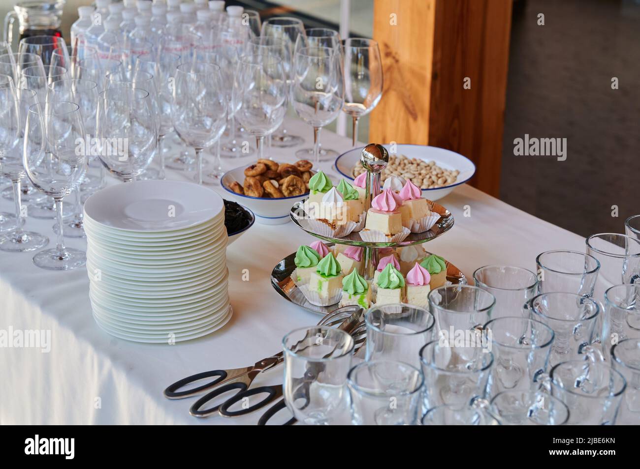 gâteaux meringue sur un plateau à deux niveaux avec plats sur une table lors d'une fête pour recevoir les invités lors d'un événement dans un restaurant Banque D'Images