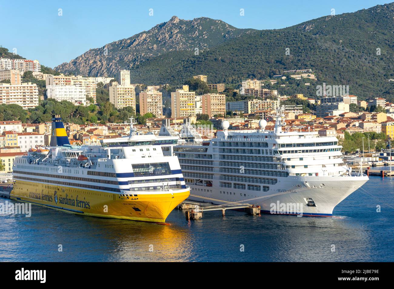 Bateau de croisière et ferry amarré à Port, Ajaccio (Aiacciu), Corse (Corse), Corse-du-Sud, France Banque D'Images
