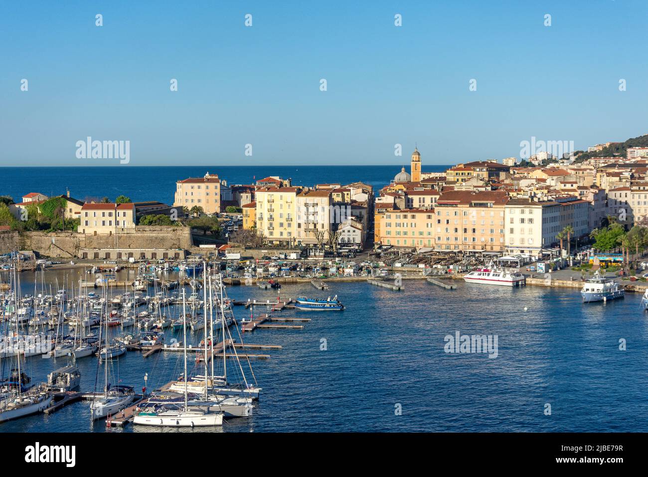 Vieille ville, Port et Marina au lever du soleil, Ajaccio (Aiacciu), Corse (Corse), Corse-du-Sud, France Banque D'Images