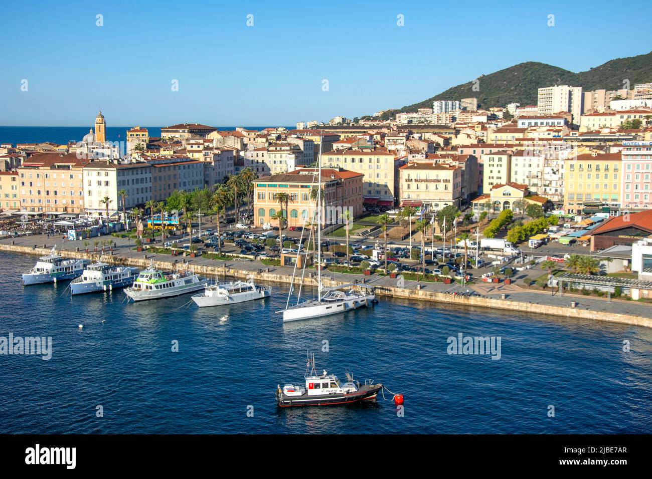 Vieille ville et promenade de bord de mer au lever du soleil, Ajaccio (Aiacciu), Corse (Corse), Corse-du-Sud, France Banque D'Images
