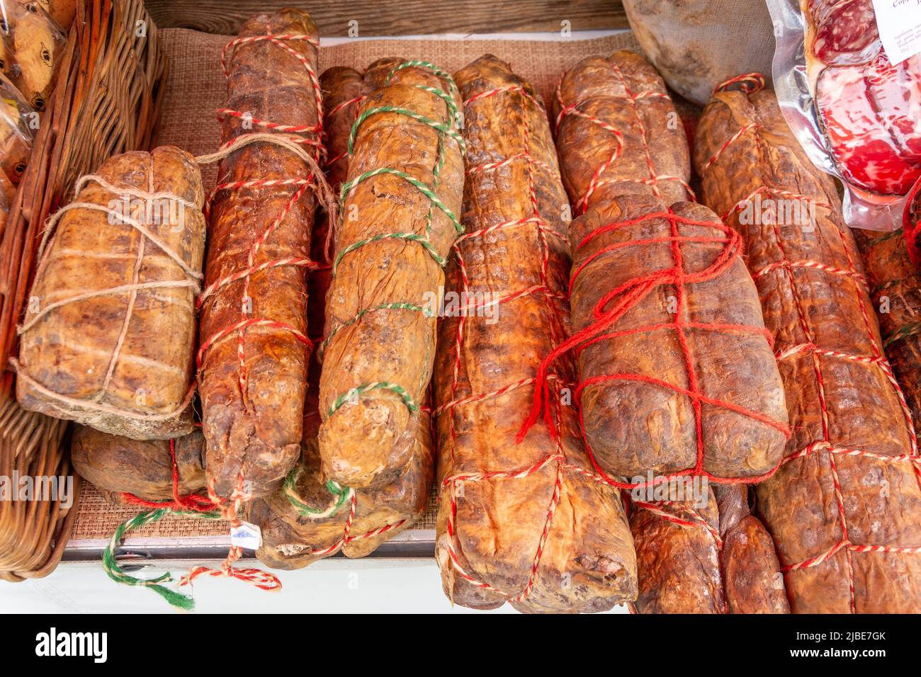 Jambon fumé, Marcatu d'Aiacciu, Boulevard du Roi Jérôme, Ajaccio Corse (Corse), Corse-du-Sud, France Banque D'Images