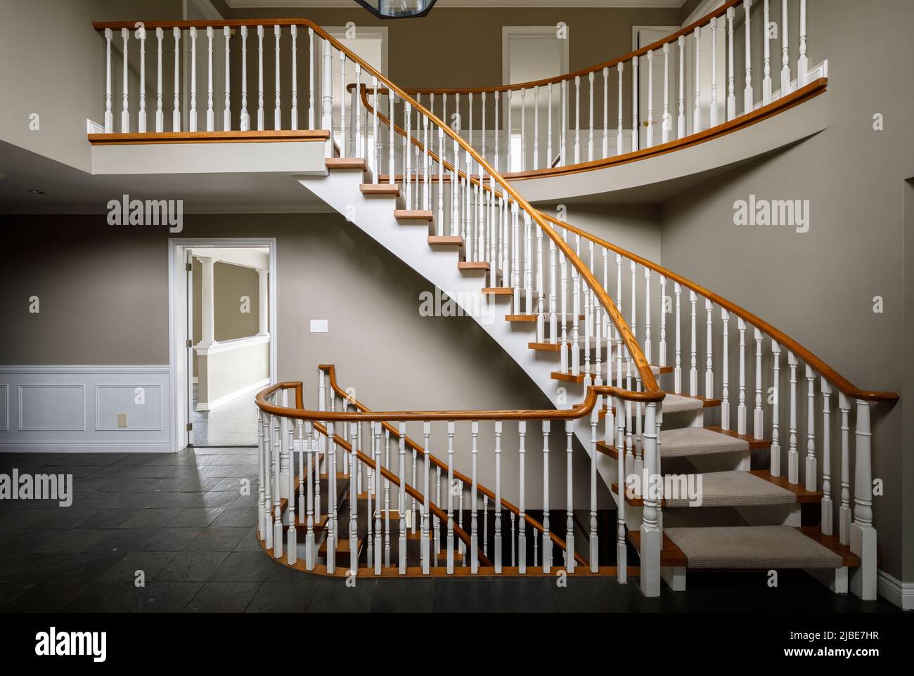 Un escalier incurvé à l'intérieur d'une maison. Cette maison a depuis été démolie. Banque D'Images