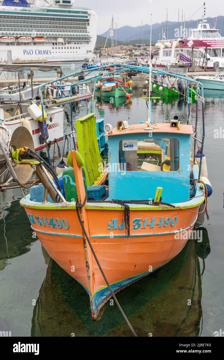 Bateau de pêche en bois dans le port, Ajaccio, Corse (Corse), Corse-du-Sud, France Banque D'Images