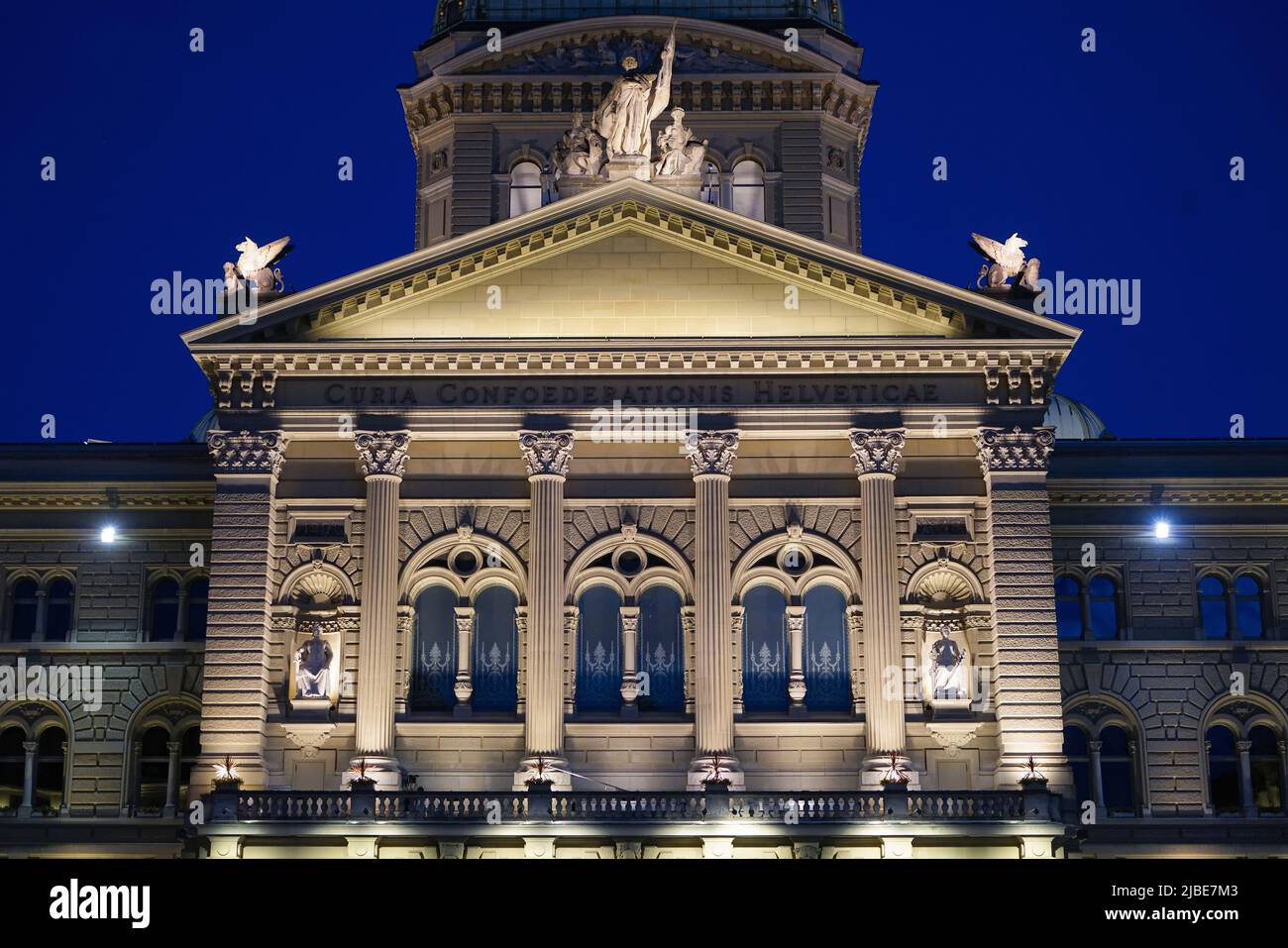 Vue de nuit sur le Parlement suisse. Berne, Suisse - juin 2022 Banque D'Images