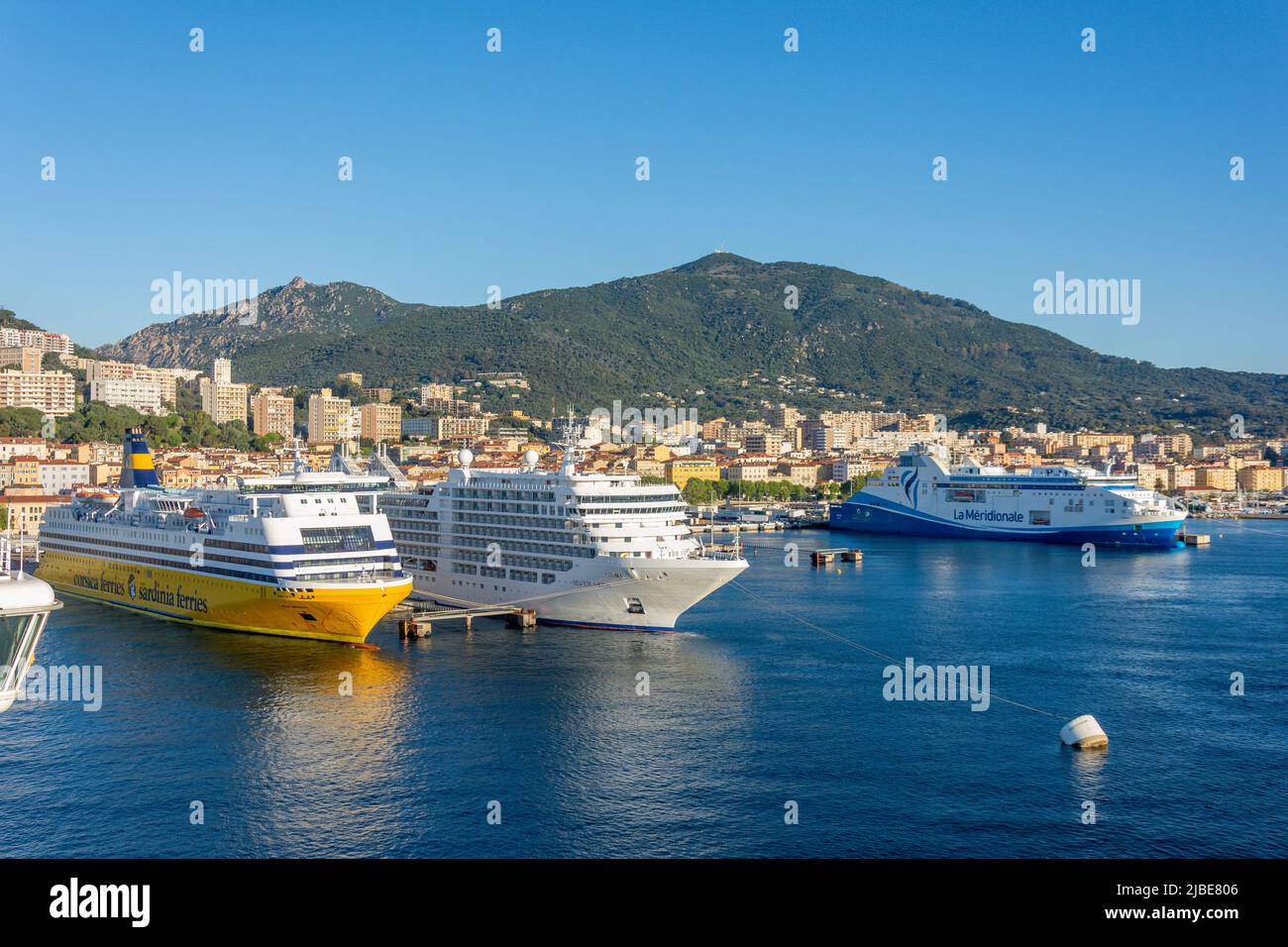 Bateaux de croisière et ferries amarrés à Port, Ajaccio (Aiacciu), Corse (Corse), Corse-du-Sud, France Banque D'Images
