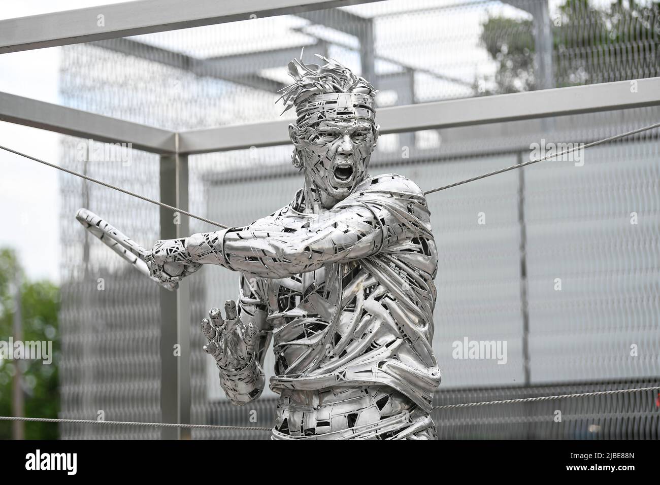 Près du court Philippe Chatrier et de la nouvelle entrée Grand public, la nouvelle statue du joueur de tennis Rafael Nadal. Oeuvre de l'artiste Jordi Diez Fernan Banque D'Images
