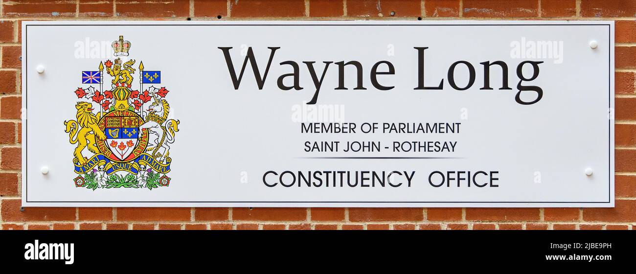 Saint John, N.-B., Canada - 5 juin 2022 : le signe identifiant le bureau de circonscription du député libéral Wayne long. Banque D'Images